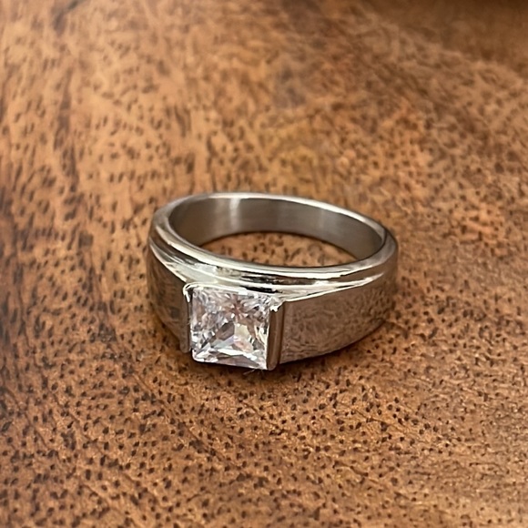 Exquisite Men's Titanium CZ Ring - Size 9 - Picture 5 of 5